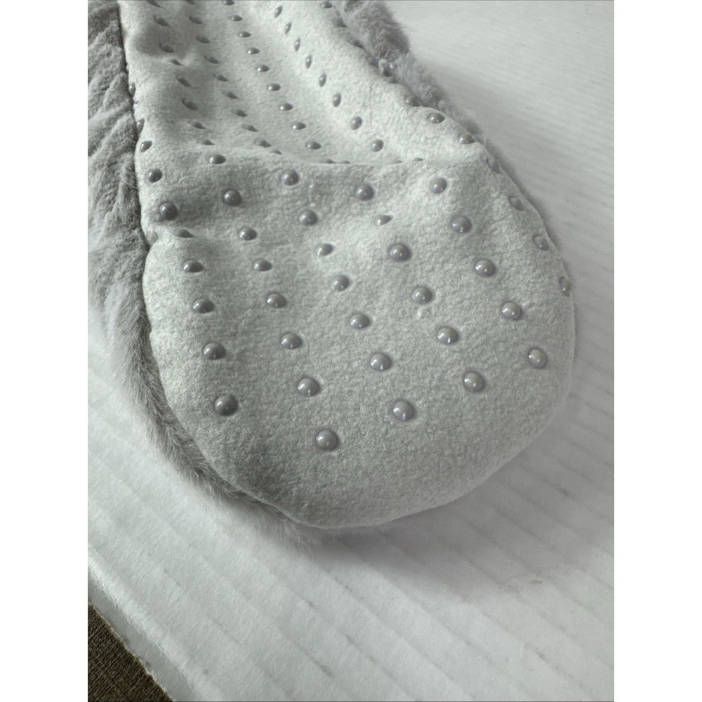 Auden Women's 0770 M/L 8-12 Faux Fur Slipper Socks Light Gray Gripper Bottom NWT - Picture 3 of 10